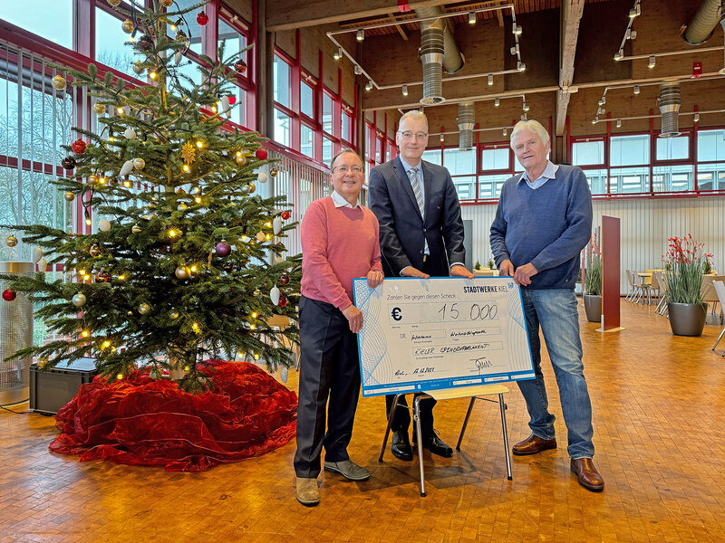 Schon Tradition: Statt vieler kleiner Weihnachtspräsente überreicht Dr. Jörg Teupen (mi.) symbolisch 15.000 Euro an Rainer Selchau-Hansen (li.) und Nahmen Roeloffs vom Kieler Spendenparlament.