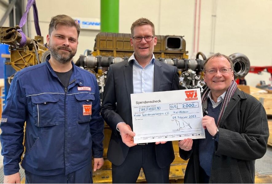 Servicetechniker Philipp Gollbach (li.) und Geschäftsführer Jan-Willem Storm (mi.) überreichen die Spende an Rainer Selchau-Hansen vom Kieler Spendenparlament e.V. Servicetechniker Philipp Gollbach (li.) und Geschäftsführer Jan-Willem Storm (mi.) überreichen die Spende an Rainer Selchau-Hansen vom Kieler Spendenparlament e.V.
