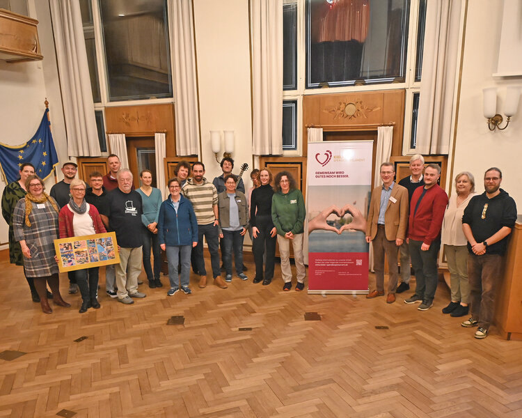 Vertreterinnen und Vertreter der 18 sozialen Initiativen freuen sich gemeinsam mit Frank Meier (5.v.re.), Vorstandsvorsitzender Kieler Spendenparlament, über insgesamt 30.000 Euro Förderung.